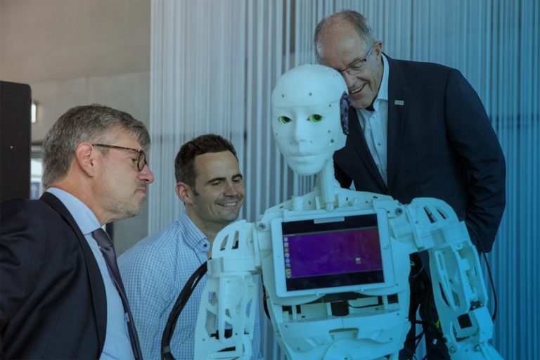 Roboter Bob ist einer der IOX Protoypen für die Messe und wird hier von drei Leuten betrachtet