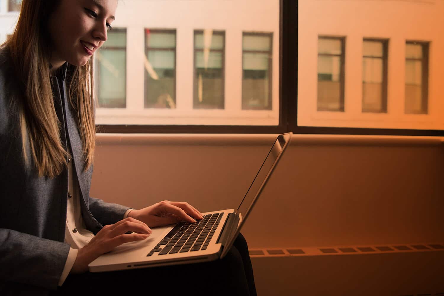 Zum Artikel Internet der Dinge Beispiele: Frau am Laptop