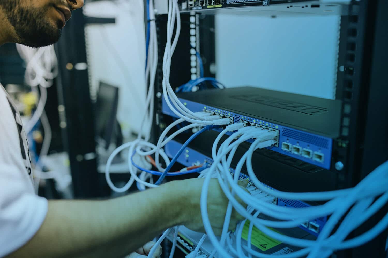 Zum Artikel Predictive Maintenance: Mann bei der Instandhaltung einer Maschine