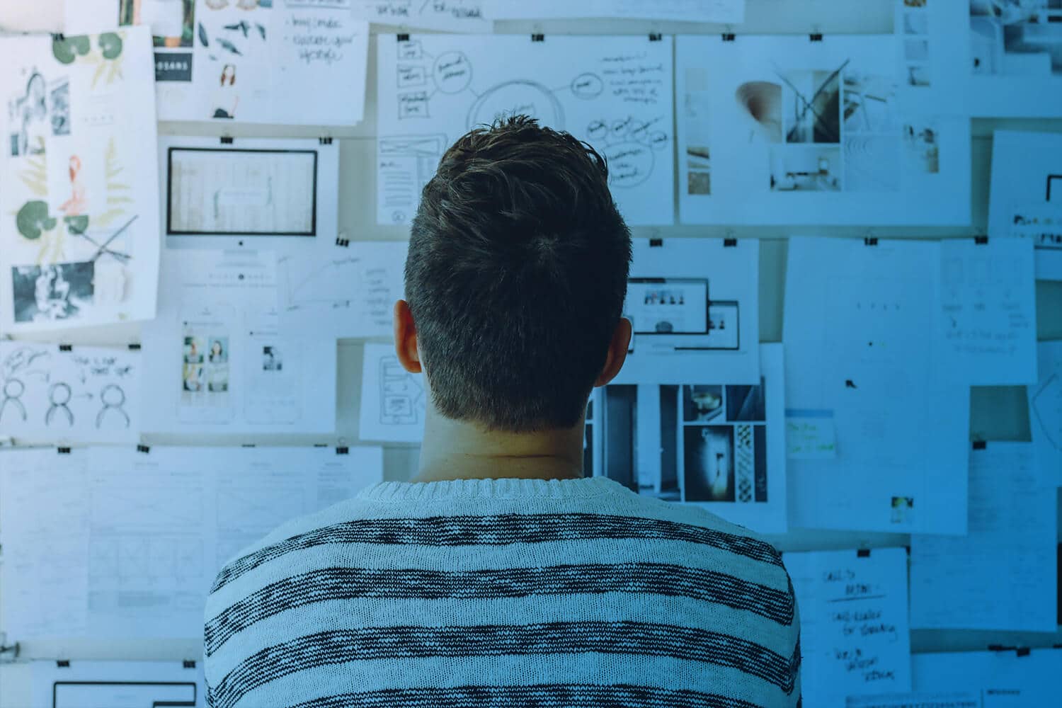 Zum Artikel: Digitalisierung als Motor für das Innovationsmanagement: Person vor Tafel mit Zetteln