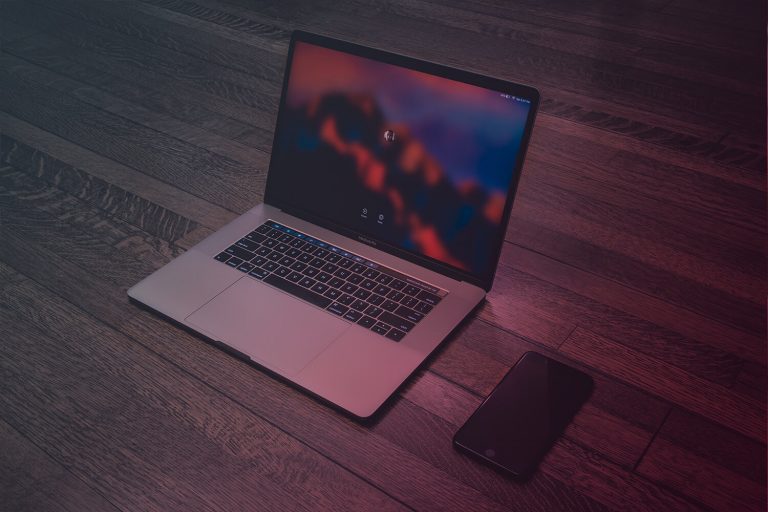 Zum Artikel Internet der Dinge Glossar: Laptop und Smartphone auf Tisch