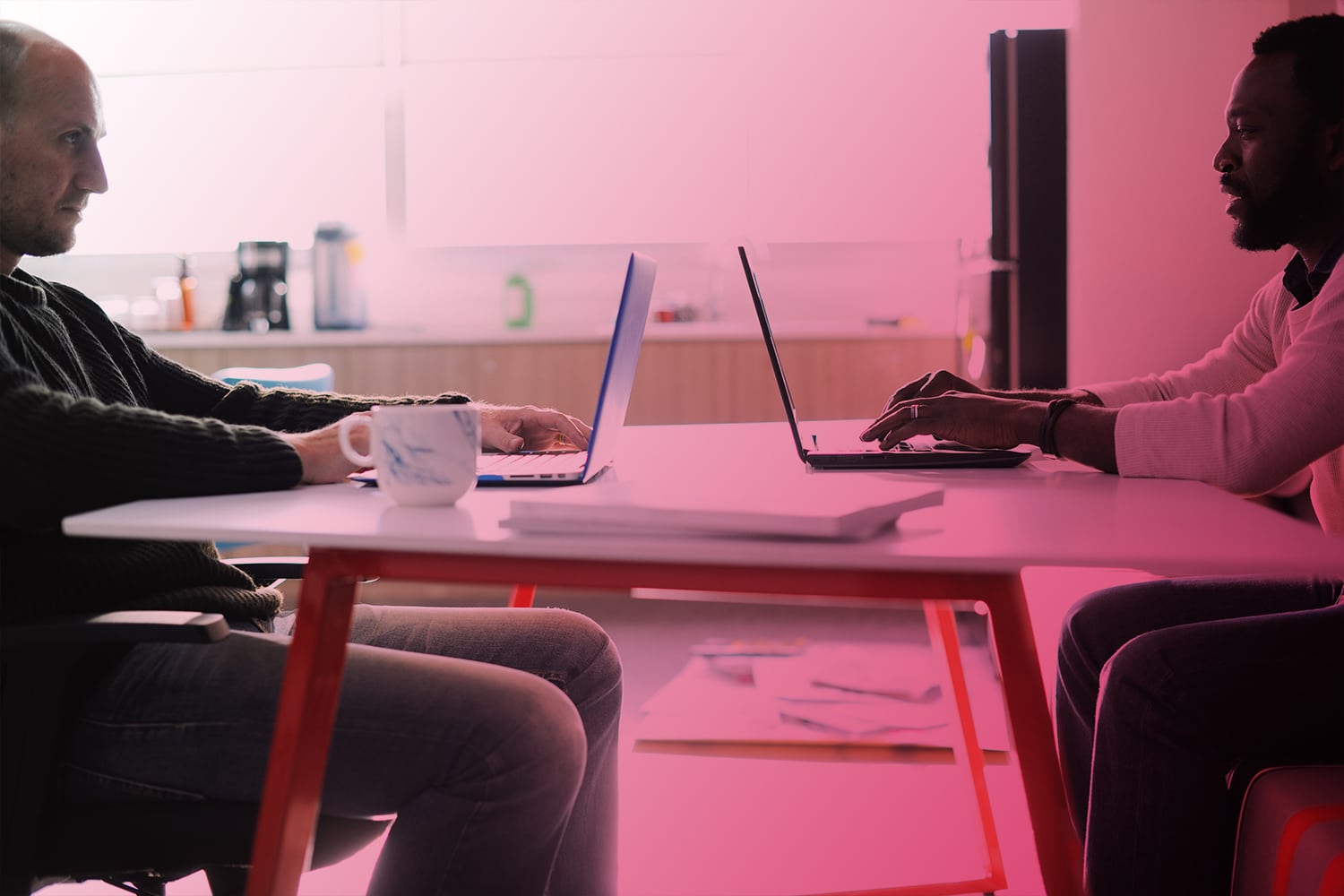 Zum Artikel Innovationsmanagement: Zwei Personen am Tisch