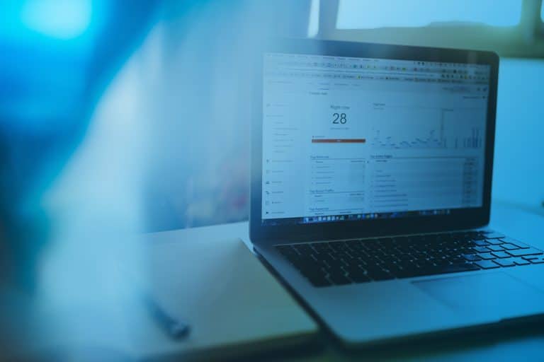 Zum Artikel IoT Data Analytics: Laptop auf dem Tisch mit Analytics-Programm