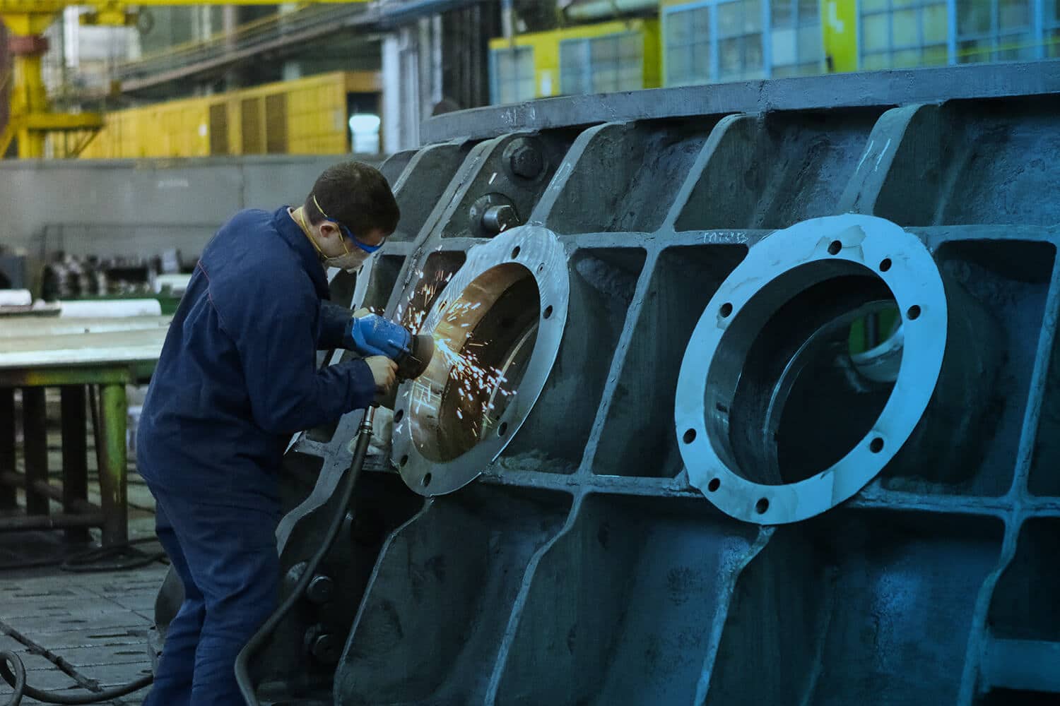 Zum Artikel Digitalisierung in der Metallindustrie: Mann am arbeiten in Fabrik