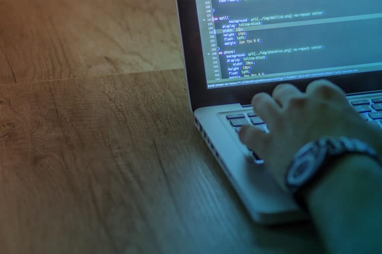 Zum Artikel Embedded Entwicklung: Hand, Laptop, C++ Programmierung