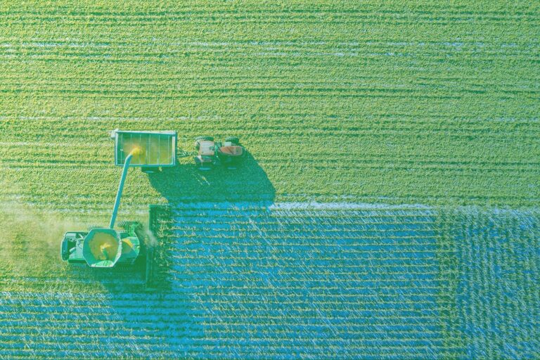 Zum Artikel Digitalisierung in der Landwirtschaft - Studie: Traktor auf grünem Feld aus der Vogelperspektive
