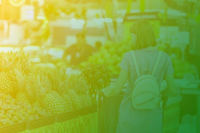 Zum Artikel Digitaler Personenzähler: Frau mit Einkaufswagen im Supermarkt