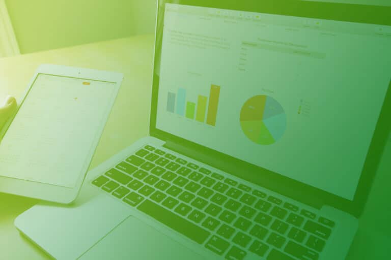 Zum Artikel IoT Plattform: Laptop und Tablet mit Datenanalysen und Grafiken, Diagramm