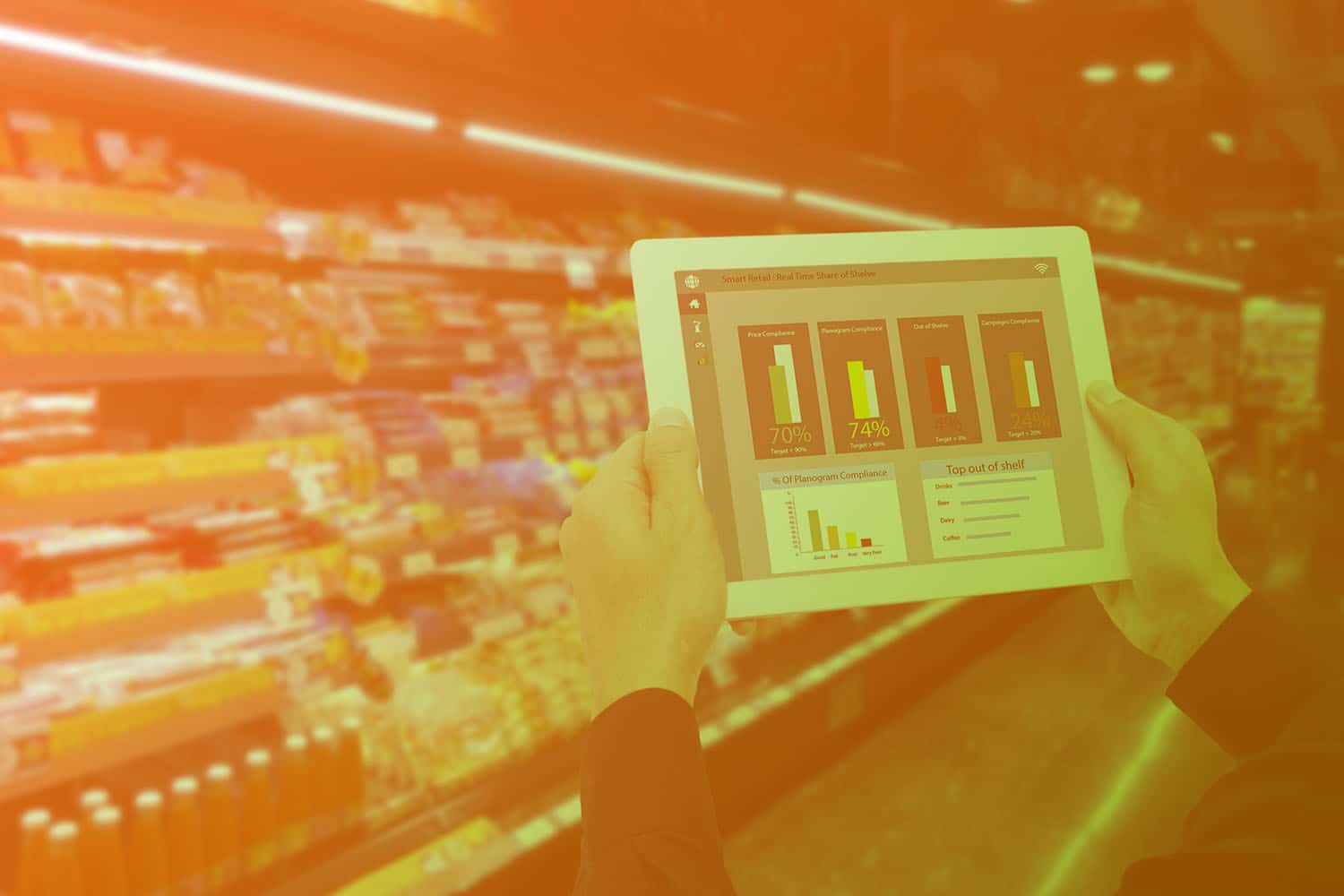 Zum Artikel IoT im Handel Use Cases: Tablet mit Warenbeständen in der Hand, im Hintergrund ein intelligentes Regal (Smart Shelf)