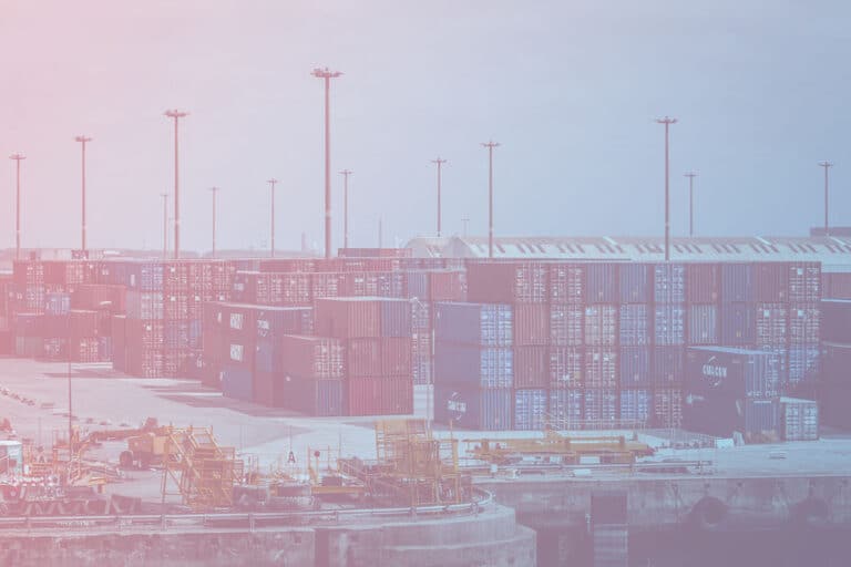Container Tracking für ein smartes Flottenmanagement: Container im Hafen gestapelt