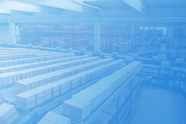 Zum Beitrag IoT in der Intralogistik: Lagerhalle mit Rollbändern und Paketen