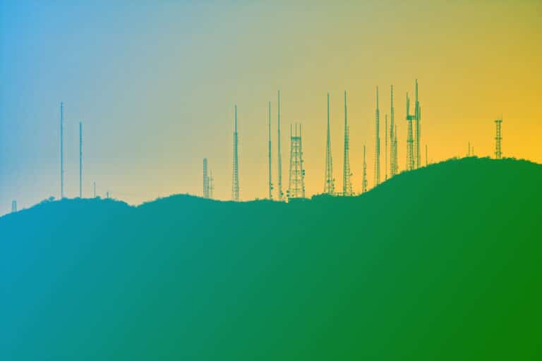 Zum Beitrag IoT Konnektivität und Cellular Connectivity: Funkmaste auf Hügel