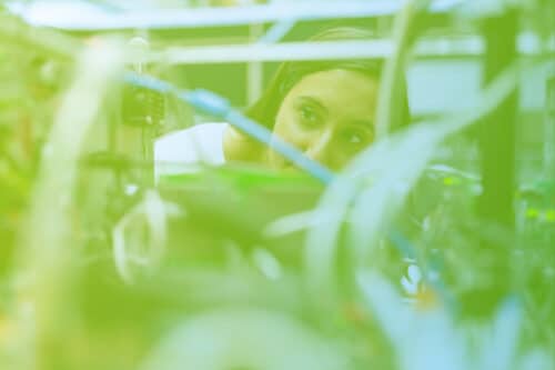 Zum Artikel Edge Computing: Ingenieurin schaut sich Elektronik eines Geräts an