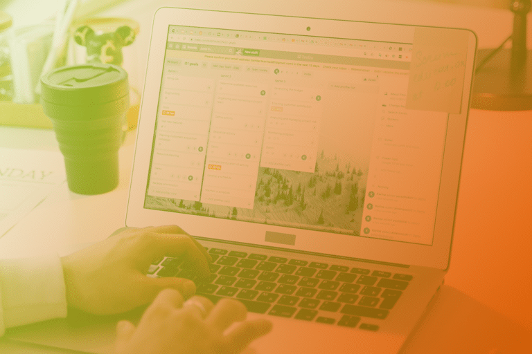 Zum Artikel "Die 7 besten Projektmanagement-Tools für dein Business": Laptop mit Trello-Board