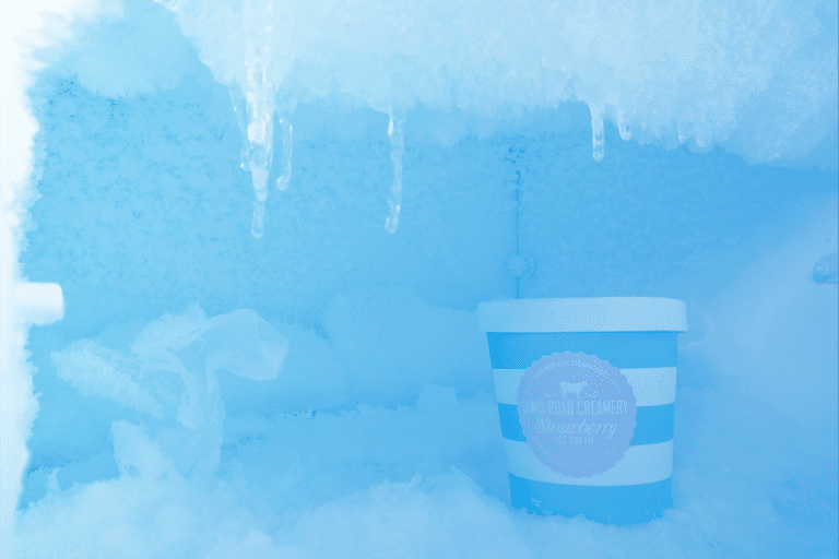 Zum Artikel Temperatur Tracker: Eistruhe mit einem Becher Eis.